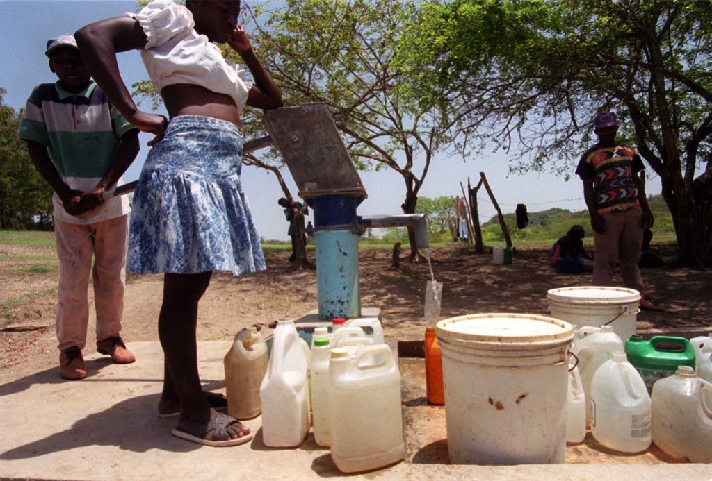 LA AGUDA DESFORESTACION QUE PADECE TODA LA ZONA FRONTERIZA PROVOCA LA SEQUIA DE LOS RIOS, POR LO QUE EN ALGUNOS PARAJES SE HAN INSTALADO TOMAS DE AGUA DE FUENTES SUBTERRANEAS COMO LA QUE APRECIAMOS AQUI, CERCA DE MACASIA; POSIBLEMENTE LA COMUNIDAD MAS AL OESTE DE LA REPUBLICA DOMINICANA EN LA PROVINCIA DE ELIAS PIÑA....................ABR.'00...........FOTO/MIGUEL GOMEZ