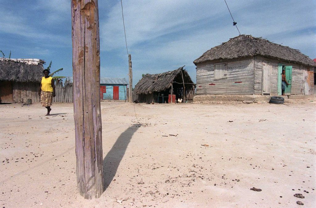 VENGAN A VER ES UN PUEBLO QUE NO ESTA EXENTO DE LOS PROBLEMAS QUE AQUEJAN A TODOS LOS OTROS DE LA ZONA FRONTERIZA. PARECE EVIDENTE QUE ESTE QUE ESTA EN EL TOTAL ABANDONO, NO LO HA VISTO NADIE....................ABR.'00......FOTO/MIGUEL GOMEZ