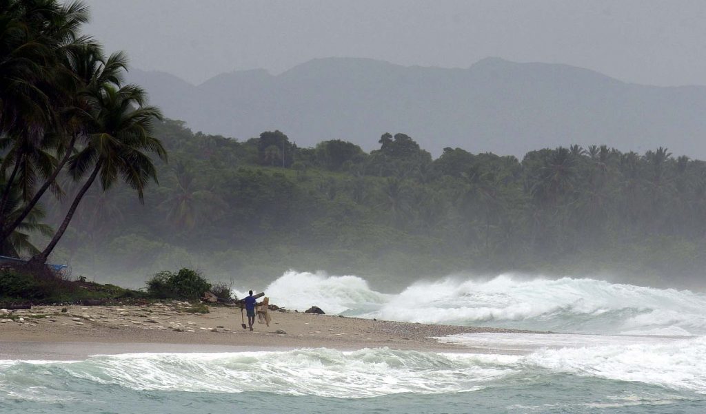 storm-lili-waves