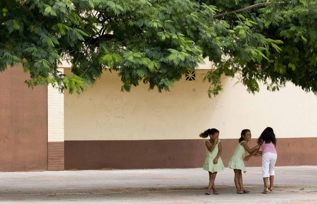 girls-playing-happiness