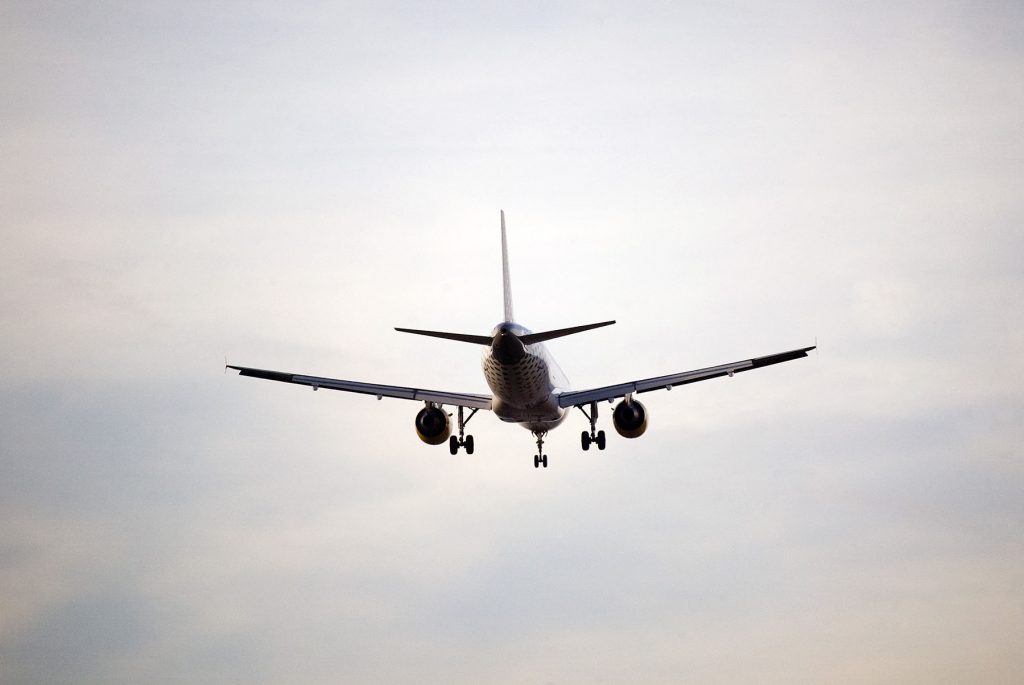 landing-plane-back