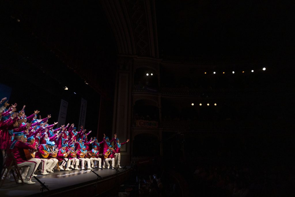 Coro ‘carrera Oficial’  en el COAC2022 en el Teatro Falla en Cadiz, España, 20220517 Foto Diario de Cádiz/Miguel Gomez