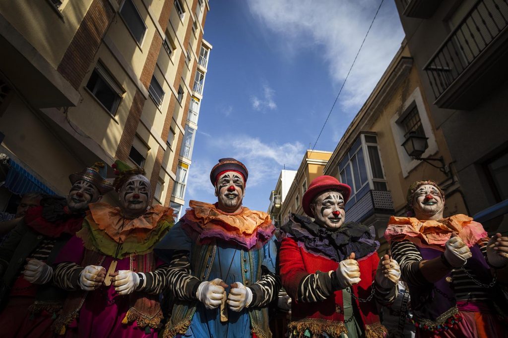 Interantes de ‘Los Sumisos’ por las calles de Cadiz rumbo al Teatro Falla en Cadiz, España, 20220518 Foto Diario de Cádiz/Miguel Gomez