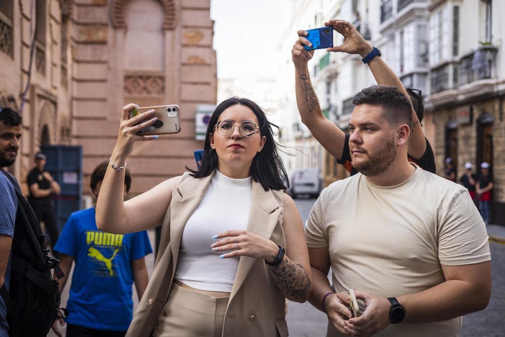 Seguidores del Carnaval de Cádiz toman imágenes con sus móviles antes de acceder al Gran Teatro Falla en Cadiz, España, 20220518 Foto Diario de Cádiz/Miguel Gomez