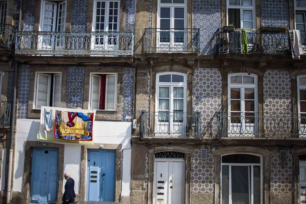 porto-oporto-facade-spiderman
