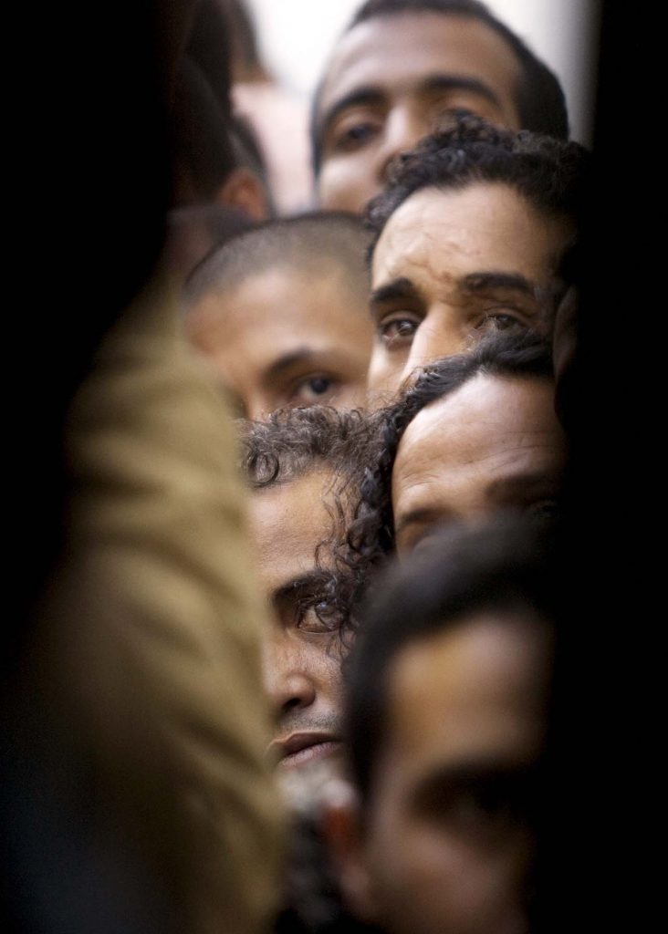inmigrants-men-looking-inmigrantes-cola