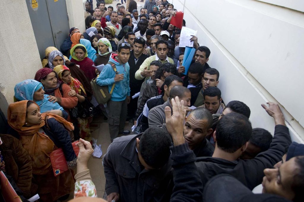 inmigrants-queue-inmigrantes-cola