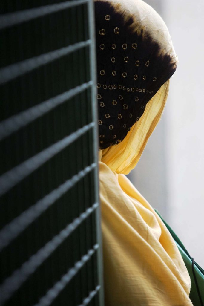 inmigrant-woman-veil-mujer-inmigrante-con-velo