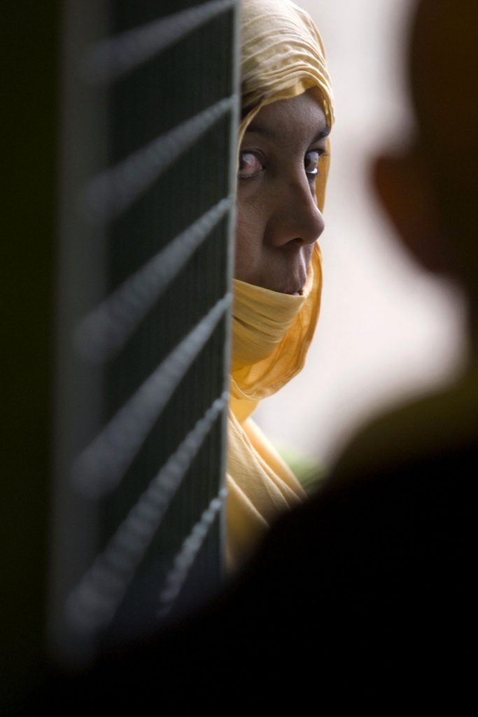 inmigrants-woman-scared-mujer-inmigrante-asustada