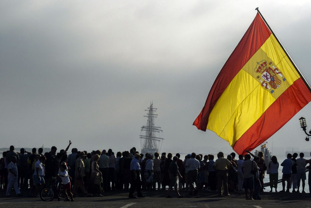 elcano-ship-flag-arriving