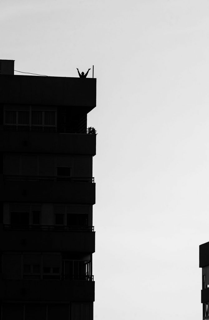 Probablemente el sentimiento más habitual durante el encierro pandémico de marzo y abril y del que posiblemente poco se habla, al menos no directamente, sea el de soledad; porque el reclamo de salir a caminar, hablar, tocarse, es una forma de decir que se está solo. Que sea una petición colectiva no lo hace menos cierto. Que lo pidan miles y a la vez, no le resta intensidad, no llena los salones, ni las estancias, ni los balcones o azoteas. No nos hace compañía, no en el sentido literal de la palabra.

La actual pandemia nos ha revelado la fragilidad de algunos conceptos y convicciones que dábamos por resueltas. Tanto tiempo libre y en tan poco espacio -algunos- invitan a reflexionar una y otra vez sobre los temas que tan bien se nos da solapar con los quehaceres del día a día. Que el 86% de los españoles piense que la gente no se preocupa lo suficiente por los demás y el 12% pasa todo el día absolutamente solo; o que según los estudios de los últimos meses el daño que ha hecho el aislamiento durante la pandemia tendrá reflejo en lo físico y en lo psicológico sobretodo en las personas mayores debería llevarnos a pensar si lo estamos haciendo bien ahora que no estamos encerrados.

Mucho me temo que como animales de costumbres que somos seguiremos pendientes de las UCIs y los contagios, de las últimas medidas por comunidad y ahora por supuesto, de la vacuna; y nos olvidaremos de que la pandemia tiene varias caras, que la soledad provocada por el encierro es una de ellas y actúa a largo plazo sin que lo percibamos. La vacuna puede curar la enfermedad, pero solo a nivel físico.

Estuve fotografiando a personas que veía cada día desde mi ventana, siempre las mismas, a la misma hora, como un ritual. Quizás era también mi excusa para sentirme acompañado. Estas son algunas de ellas.



___________________________________________



Esta mujer subía cada día a su azotea a pasar el rato, supongo, a disfrutar del privilegio que le brindaba un espac