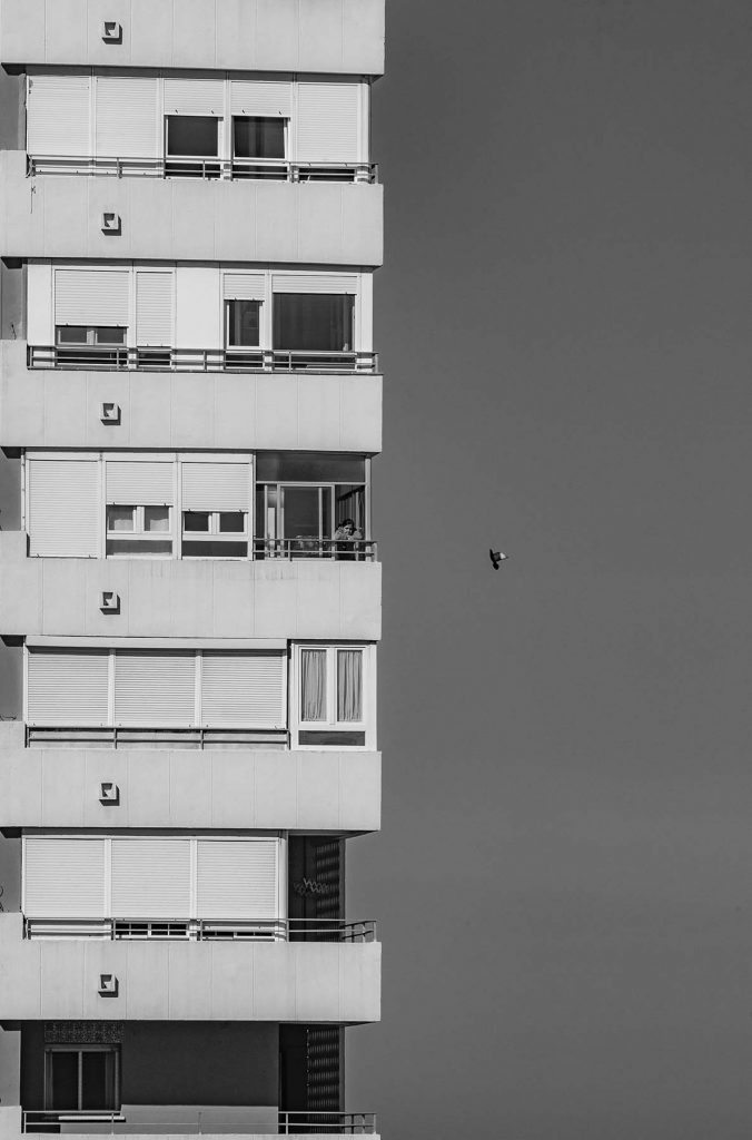 Algunos permanecían largos ratos incluso horas dejándose llevar por la inercia del tedio, del aburrimiento. Sin apenas inmutarse prácticamente con nada. Cádiz, España. 1 de mayo de 2020.