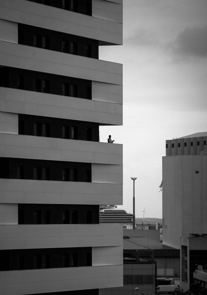 El vivo retrato de la soledad de puertas afuera. Frente a un polígono industrial delante no tienes a nadie a quien responderle, a quien contestarle el aplauso. Con todo salía cada tarde como si aplaudiese a la multitud. Cádiz, España. 30 de marzo de 2020.