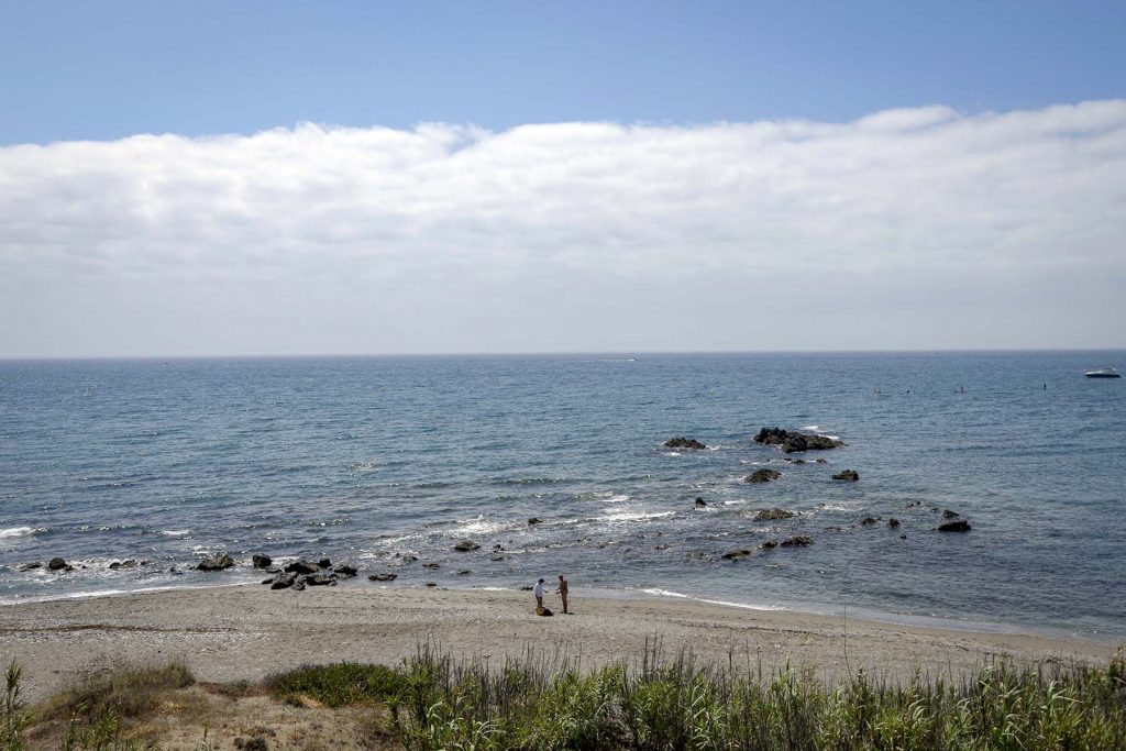 Dos bañistas se preparan para entrar al agua en Playa Chica, Casares, Málaga, España, el 4 de julio de 2020. Algunos vuelven a las playas con cierta cautela mientras Sanidad alerta del peligro de relajación ante el virus en estas vacaciones.