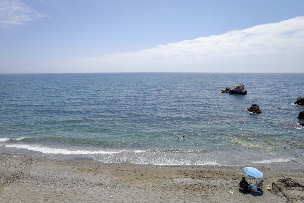 Una familia disfruta de un día de playa junto a la Torre de la Sal en Casares, Málaga, España, el 4 de julio de 2020. Algunos vuelven a las playas con cierta cautela mientras Sanidad alerta del peligro de relajación ante el virus en estas vacaciones.