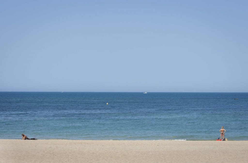 Dos personas toman el sol en la Playa La Victoria en Cdiz, Espaa, el 14 de julio de 2020. A pesar de que se han relajado las restricciones todava a estas fechas se acude a las playas con ciertas precauciones.