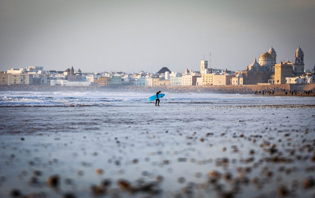 surfer with cadiz at th background