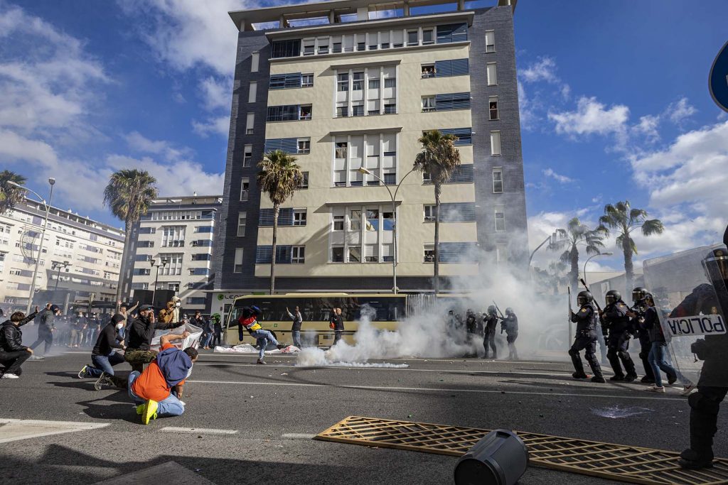 Clashes between metalworkers and police in Cadiz, Spain, November 23 in 2021. Photo by Miguel Gomez

Jornada de protestas de los trabajadores del metal en Cádiz, España el 23 de November de 2021. Foto por Miguel Gómez