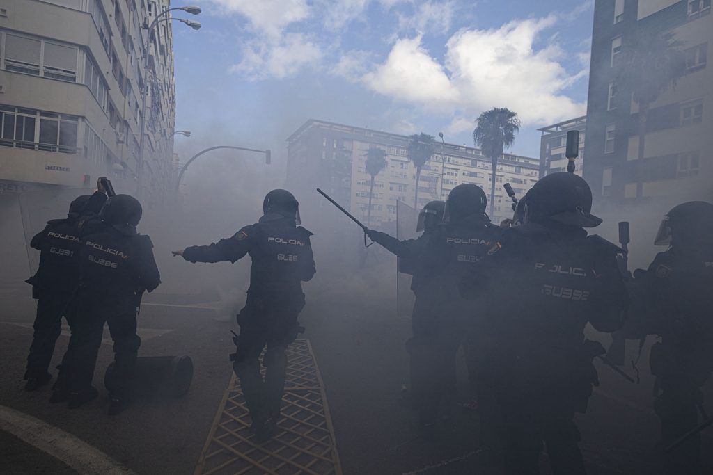 in Cadiz, Spain, November 23 in 2021. Photo by Miguel Gomez

Jornada de protestas de los trabajadores del metal en Cádiz, España el 23 de November de 2021. Foto por Miguel Gómez