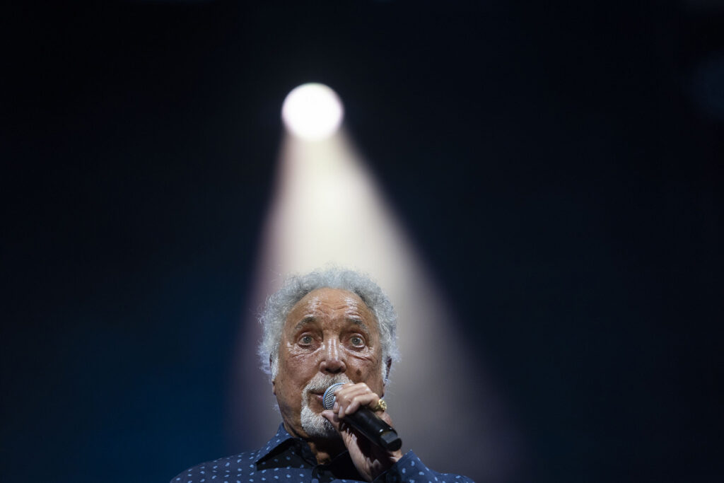 Tom Jones en el Concert Music Festival en Chiclana De La Frontera, España, 20240728. Foto Diario de Cadiz/Miguel Gomez