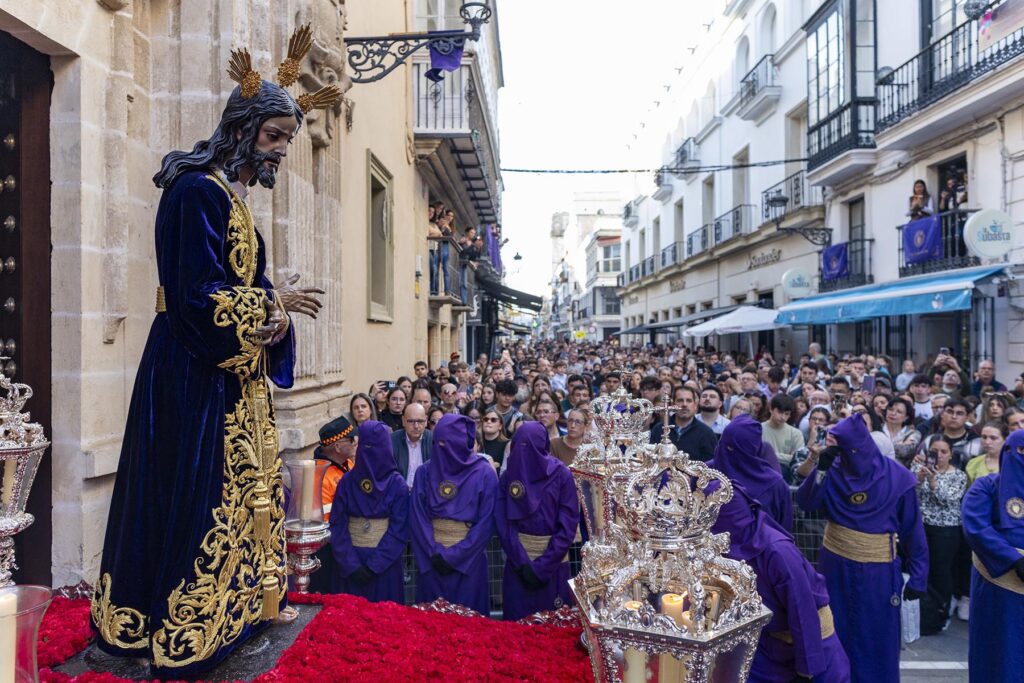 La salida del cristo de la Hermandad del Dolor y Sacrificio ante la atenta mirada de cientos de devotos en El Puerto de Santa María, Cádiz, España durante la Semana Santa 2026 en la bahía de Cádiz.