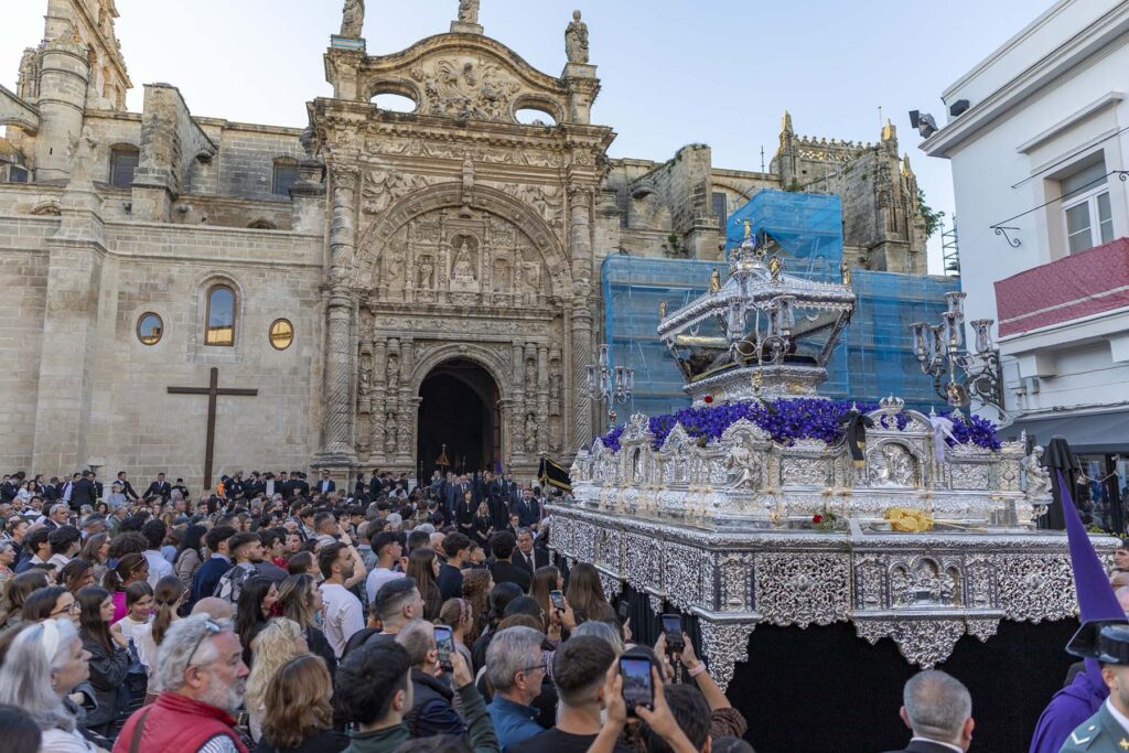 Impresionante imagen de la salida del paso del Santo Entierro rodeado de fieles y con la catedral al fondo en El Puerto de Santa María, Cádiz, España durante la Semana Santa 2026 en la bahía de Cádiz.
